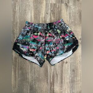 Lululemon Hotty‎ Hot Low-Rise Lined Short 4"
Paint Drift Multi / Graphite Grey